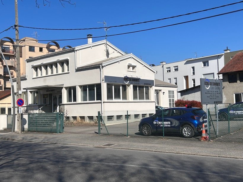 Auto ecole des glieres annemasse vue depuis la rue